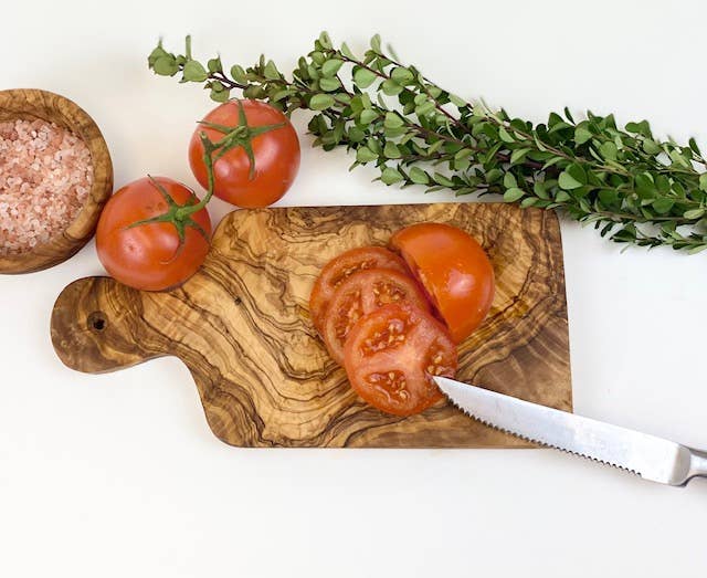 Schneidebrett aus Olivenholz mit Griff – 23 cm